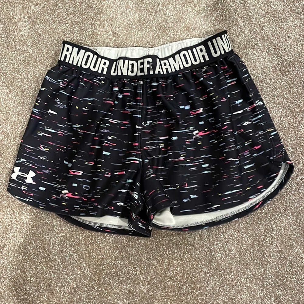 Girls Under Armour loose sport shorts Youth medium